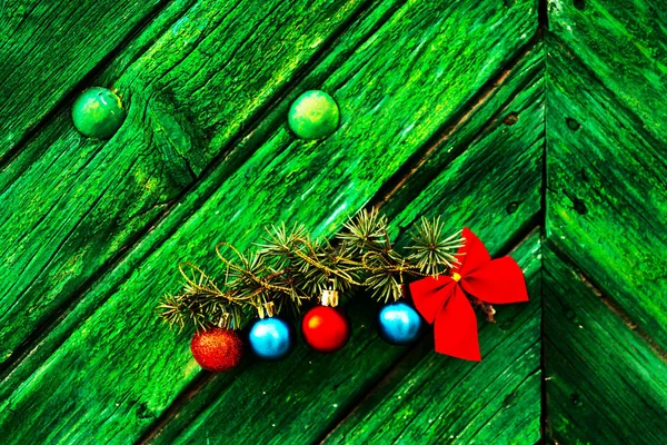 Зеленый Рождественский Орнамент Мячом Лук Небольшие Подарки Фоне Стены Xmas — стоковое фото