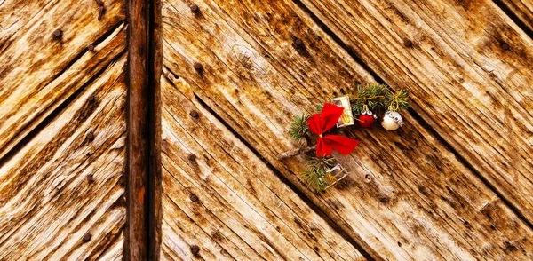 Decorazione Natalizia Verde Con Palla Fiocco Piccoli Regali Sfondo Muro — Foto Stock