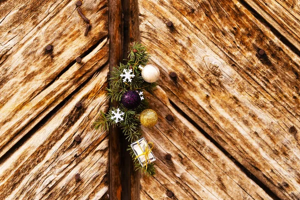 Grüne Weihnachtsdekoration Mit Kugel Schleife Und Kleinen Geschenken Auf Wandhintergrund — Stockfoto