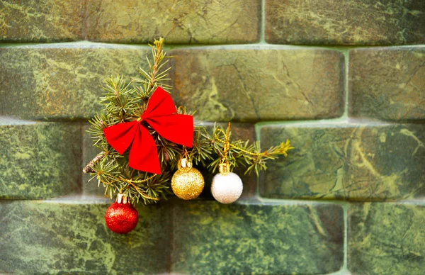 Adorno Navidad Verde Con Bola Arco Pequeños Regalos Sobre Fondo —  Fotos de Stock