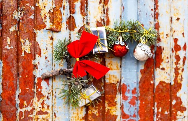 Adorno Navidad Verde Con Bola Arco Pequeños Regalos Sobre Fondo —  Fotos de Stock