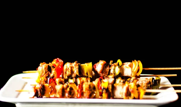 在木板上烤肉和蔬菜的串 五颜六色和美味的菜 美味的饭菜 — 图库照片