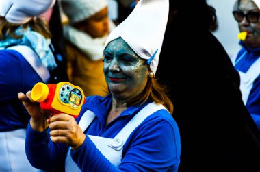 Nerja, İspanya - 10 Şubat 2018, karnaval sokaklarda