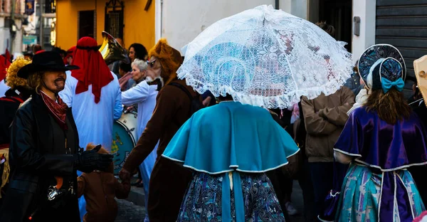 Nerja, İspanya - 10 Şubat 2018, karnaval sokaklarda