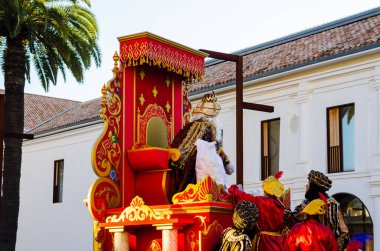 Velez Malaga, İspanya - 5 Ocak 2018 geçit Epiphany tatil vesilesiyle Malaga Eyaleti, tatil günü, alayı