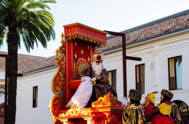 Velez Malaga, İspanya - 5 Ocak 2018 geçit Epiphany tatil vesilesiyle Malaga Eyaleti, tatil günü, alayı