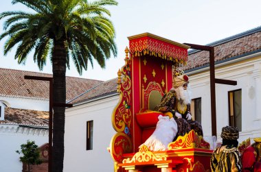 Velez Malaga, İspanya - 5 Ocak 2018 geçit Epiphany tatil vesilesiyle Malaga Eyaleti, tatil günü, alayı