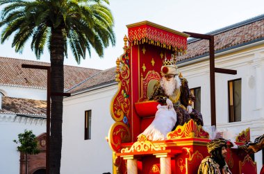 Velez Malaga, İspanya - 5 Ocak 2018 geçit Epiphany tatil vesilesiyle Malaga Eyaleti, tatil günü, alayı