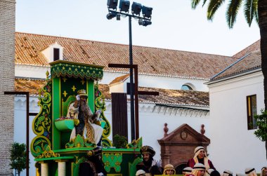 Velez Malaga, İspanya - 5 Ocak 2018 geçit Epiphany tatil vesilesiyle Malaga Eyaleti, tatil günü, alayı