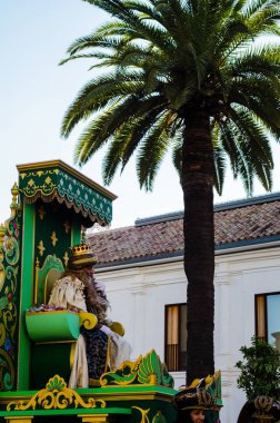 Velez Malaga, İspanya - 5 Ocak 2018 geçit Epiphany tatil vesilesiyle Malaga Eyaleti, tatil günü, alayı