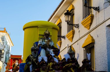 Velez Malaga, İspanya - 5 Ocak 2018 geçit Epiphany tatil vesilesiyle Malaga Eyaleti, tatil günü, alayı