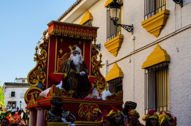 Velez Malaga, İspanya - 5 Ocak 2018 geçit Epiphany tatil vesilesiyle Malaga Eyaleti, tatil günü, alayı