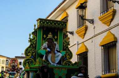 Velez Malaga, İspanya - 5 Ocak 2018 geçit Epiphany tatil vesilesiyle Malaga Eyaleti, tatil günü, alayı