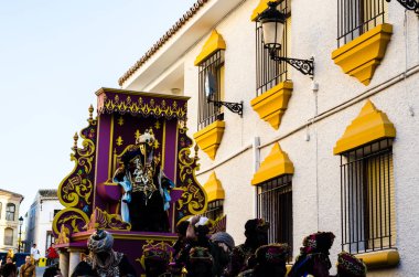 Velez Malaga, İspanya - 5 Ocak 2018 geçit Epiphany tatil vesilesiyle Malaga Eyaleti, tatil günü, alayı