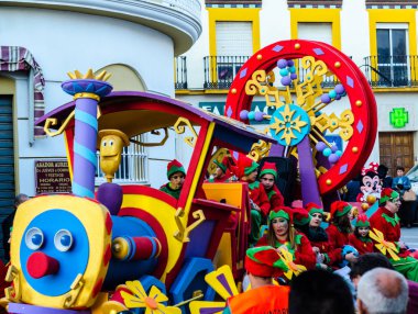 Velez Malaga, İspanya - 5 Ocak 2018 geçit Epiphany tatil vesilesiyle Malaga Eyaleti, tatil günü, alayı