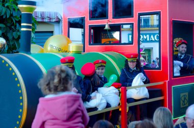 Velez Malaga, İspanya - 5 Ocak 2018 geçit Epiphany tatil vesilesiyle Malaga Eyaleti, tatil günü, alayı