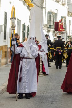 Velez Malaga, İspanya - 25 Mart 2018 insanlar kutsal bir haftada bir İspanyol şehir, Paskalya bağlı alayı katılan