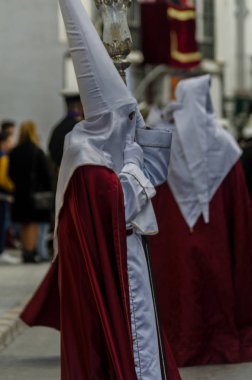 Velez Malaga, İspanya - 25 Mart 2018 insanlar kutsal bir haftada bir İspanyol şehir, Paskalya bağlı alayı katılan