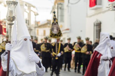Velez Malaga, İspanya - 25 Mart 2018 insanlar kutsal bir haftada bir İspanyol şehir, Paskalya bağlı alayı katılan