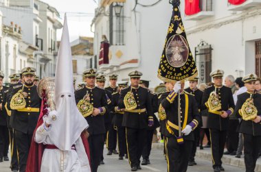 Velez Malaga, İspanya - 25 Mart 2018 insanlar kutsal bir haftada bir İspanyol şehir, Paskalya bağlı alayı katılan