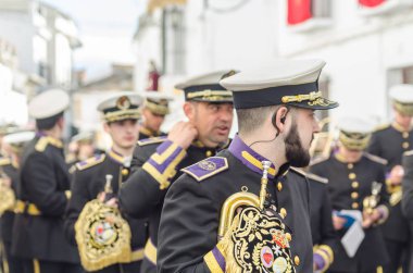 Velez Malaga, İspanya - 25 Mart 2018 insanlar kutsal bir haftada bir İspanyol şehir, Paskalya bağlı alayı katılan