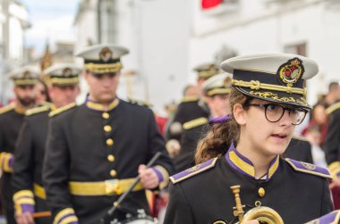 Velez Malaga, İspanya - 25 Mart 2018 insanlar kutsal bir haftada bir İspanyol şehir, Paskalya bağlı alayı katılan