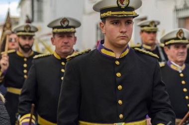 Velez Malaga, İspanya - 25 Mart 2018 insanlar kutsal bir haftada bir İspanyol şehir, Paskalya bağlı alayı katılan