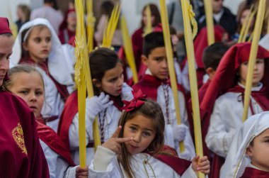 Velez Malaga, İspanya - 25 Mart 2018 insanlar kutsal bir haftada bir İspanyol şehir, Paskalya bağlı alayı katılan