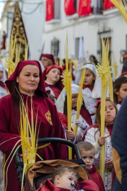 Velez Malaga, İspanya - 25 Mart 2018 insanlar kutsal bir haftada bir İspanyol şehir, Paskalya bağlı alayı katılan