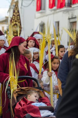 Velez Malaga, İspanya - 25 Mart 2018 insanlar kutsal bir haftada bir İspanyol şehir, Paskalya bağlı alayı katılan