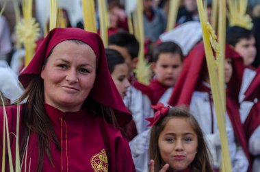 Velez Malaga, İspanya - 25 Mart 2018 insanlar kutsal bir haftada bir İspanyol şehir, Paskalya bağlı alayı katılan