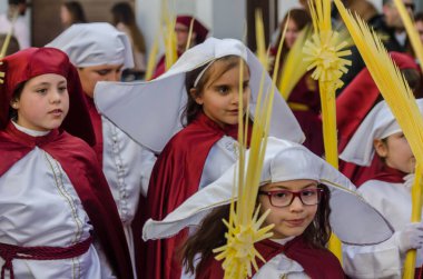 Velez Malaga, İspanya - 25 Mart 2018 insanlar kutsal bir haftada bir İspanyol şehir, Paskalya bağlı alayı katılan