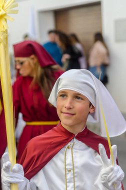 Velez Malaga, İspanya - 25 Mart 2018 insanlar kutsal bir haftada bir İspanyol şehir, Paskalya bağlı alayı katılan