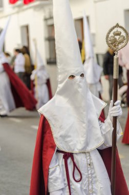 Velez Malaga, İspanya - 25 Mart 2018 insanlar kutsal bir haftada bir İspanyol şehir, Paskalya bağlı alayı katılan