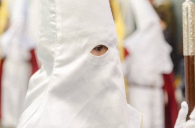 Velez Malaga, İspanya - 25 Mart 2018 insanlar kutsal bir haftada bir İspanyol şehir, Paskalya bağlı alayı katılan