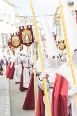Velez Malaga, İspanya - 25 Mart 2018 insanlar kutsal bir haftada bir İspanyol şehir, Paskalya bağlı alayı katılan
