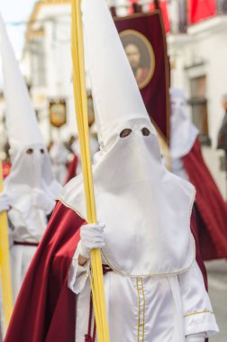 Velez Malaga, İspanya - 25 Mart 2018 insanlar kutsal bir haftada bir İspanyol şehir, Paskalya bağlı alayı katılan