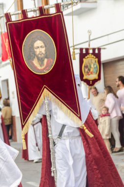 Velez Malaga, İspanya - 25 Mart 2018 insanlar kutsal bir haftada bir İspanyol şehir, Paskalya bağlı alayı katılan