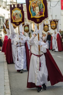 Velez Malaga, İspanya - 25 Mart 2018 insanlar kutsal bir haftada bir İspanyol şehir, Paskalya bağlı alayı katılan