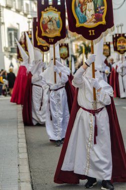 Velez Malaga, İspanya - 25 Mart 2018 insanlar kutsal bir haftada bir İspanyol şehir, Paskalya bağlı alayı katılan