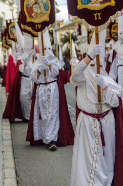 Velez Malaga, İspanya - 25 Mart 2018 insanlar kutsal bir haftada bir İspanyol şehir, Paskalya bağlı alayı katılan