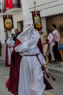 Velez Malaga, İspanya - 25 Mart 2018 insanlar kutsal bir haftada bir İspanyol şehir, Paskalya bağlı alayı katılan