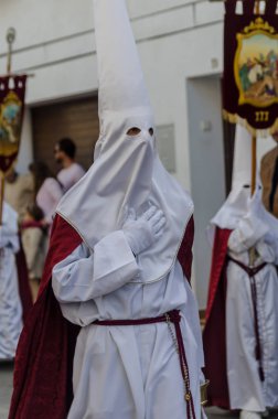 Velez Malaga, İspanya - 25 Mart 2018 insanlar kutsal bir haftada bir İspanyol şehir, Paskalya bağlı alayı katılan