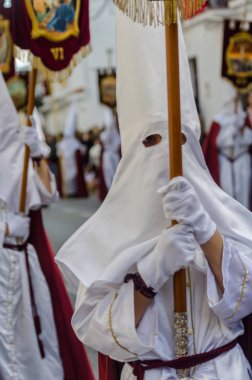 Velez Malaga, İspanya - 25 Mart 2018 insanlar kutsal bir haftada bir İspanyol şehir, Paskalya bağlı alayı katılan