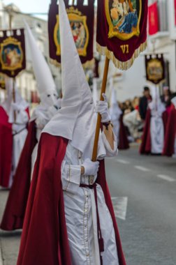 Velez Malaga, İspanya - 25 Mart 2018 insanlar kutsal bir haftada bir İspanyol şehir, Paskalya bağlı alayı katılan