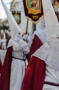 Velez Malaga, İspanya - 25 Mart 2018 insanlar kutsal bir haftada bir İspanyol şehir, Paskalya bağlı alayı katılan