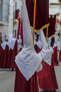 Velez Malaga, İspanya - 25 Mart 2018 insanlar kutsal bir haftada bir İspanyol şehir, Paskalya bağlı alayı katılan