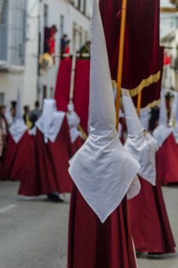 Velez Malaga, İspanya - 25 Mart 2018 insanlar kutsal bir haftada bir İspanyol şehir, Paskalya bağlı alayı katılan