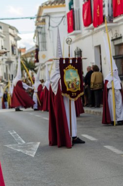 Velez Malaga, İspanya - 25 Mart 2018 insanlar kutsal bir haftada bir İspanyol şehir, Paskalya bağlı alayı katılan