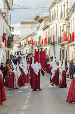 Velez Malaga, İspanya - 25 Mart 2018 insanlar kutsal bir haftada bir İspanyol şehir, Paskalya bağlı alayı katılan